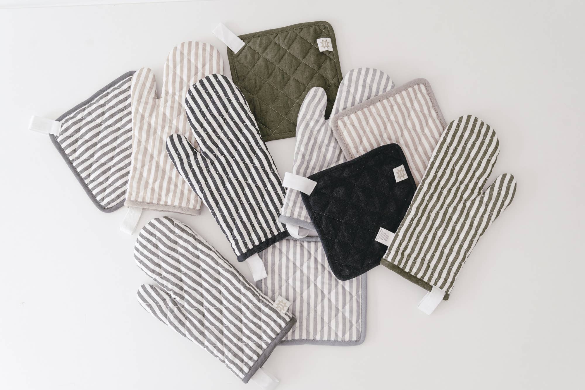 Keepsake Quilted Linen Oven Mitt + Potholder Set Pewter