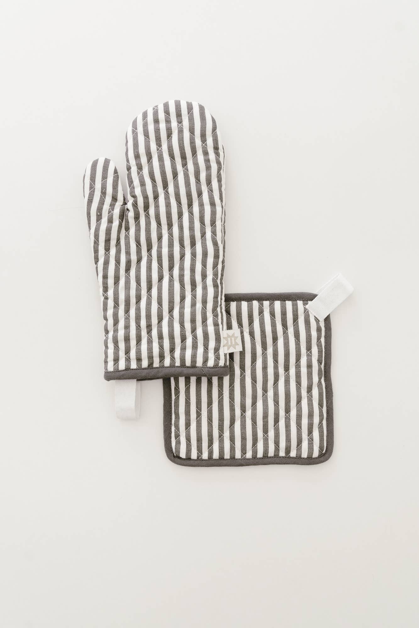 Keepsake Quilted Linen Oven Mitt + Potholder Set Pewter